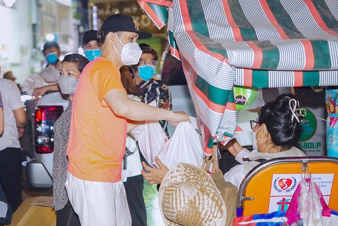 Ca sĩ Nguyên Vũ tặng quà người vô gia cư, giữa đêm khuya ấm áp nghĩa tình